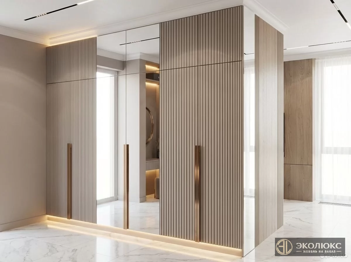 Встроенный шкаф с зеркалом и подсветкой